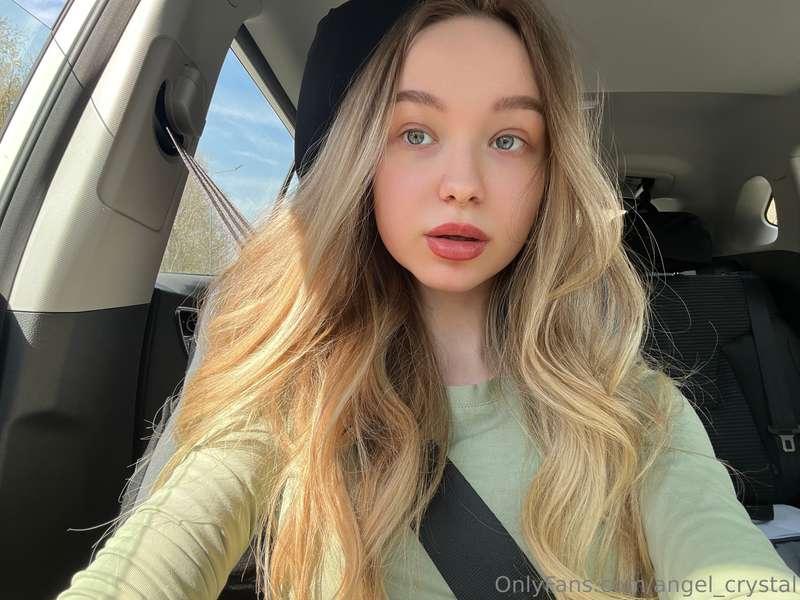 Sun’s out, hair’s glowing, and I’m living my best passenger ..
