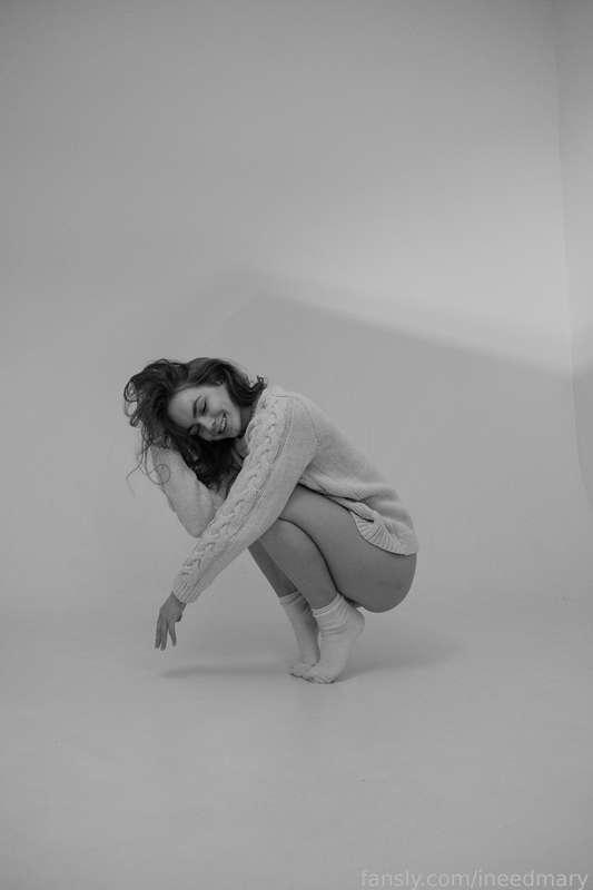 Cozy mornings and dreamlike vibes. Living my best comfy life. 🤍

#brunette #longhair #cute #pretty #natural #smile #cozy #pale #selfie #fyp