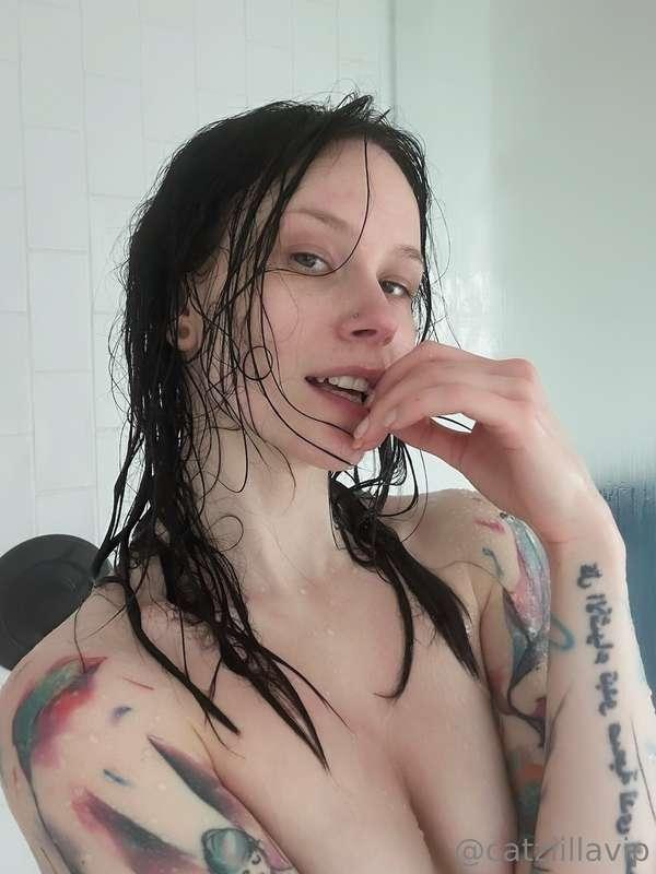 Who wants some spicy topless shower pics to cum to this week..