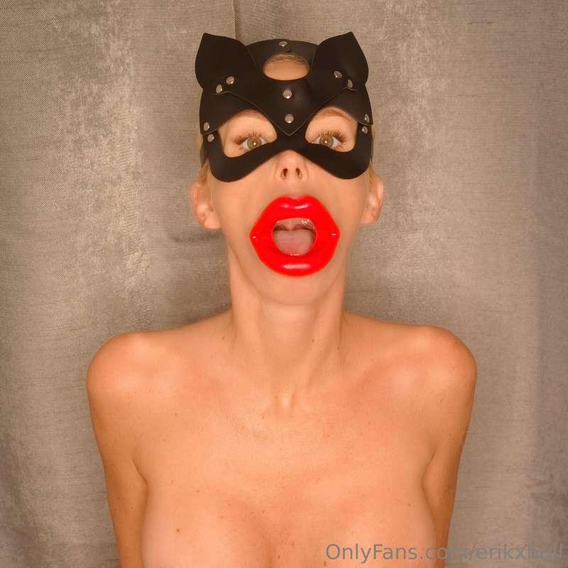 I tried to put my cock through that thing and facefuck Lana...