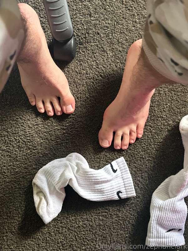 do I have any feet lovers on here?? 🦶🏻