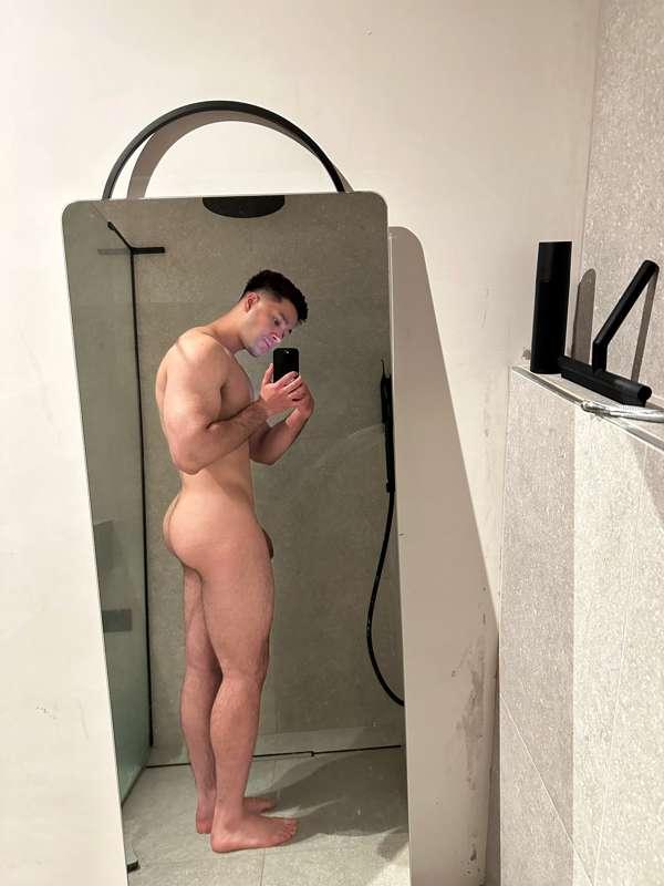 Put a mirror in my shower 😋 (auto hdr fucking up my pictures..