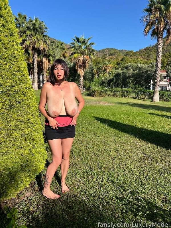 All right, all right, I'll show you my boobs, even though I can be seen by passersby.



#milf #mommy #mature #hotmom #brunette #curvy #bigtits #bigboobs #nipples #sexwife