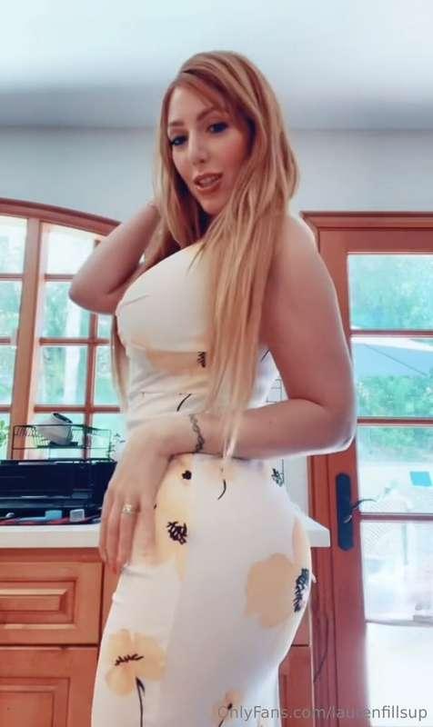 Last Humpday of January! 🍑🌻 you’re going to worship them rig..
