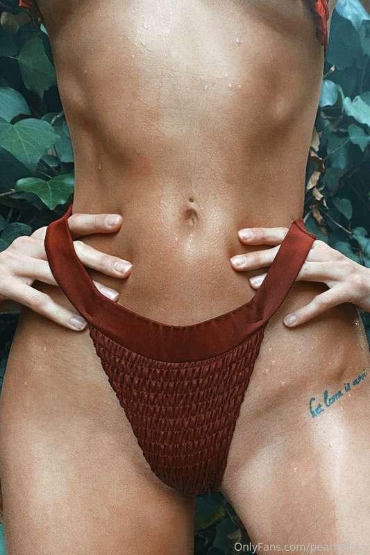 A waist so small it needed a close up 🙈 and it also needs yo..