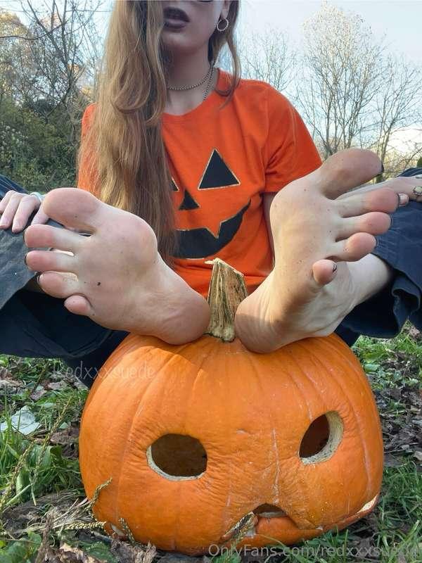 Trick or treat!! Would you rather sniff or lick my feet? 🎃👅