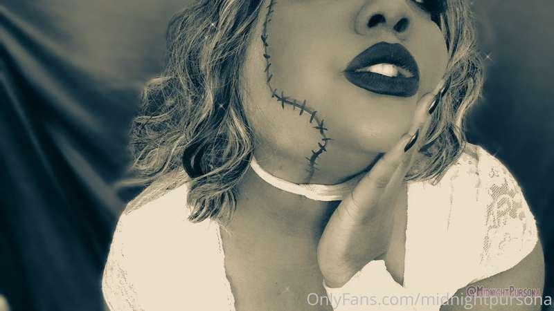 Classic black and white photos of the Sexy Bride.