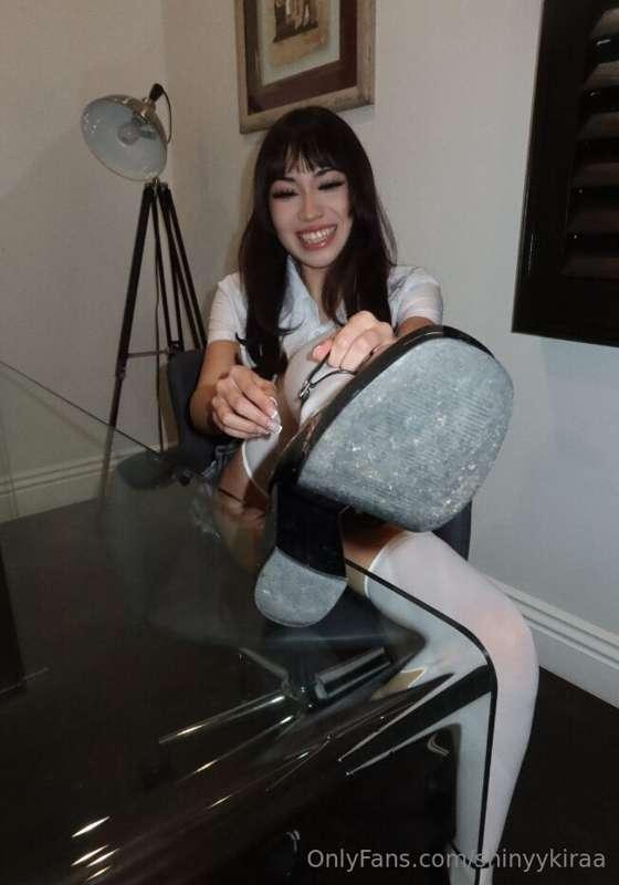 Show of hands, who'd like to be under these shoes? 🙋‍♀️ Ngl,..