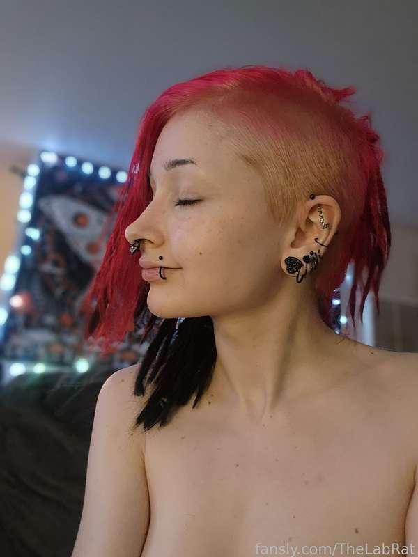 🖤Good morning🖤
I ended up bleaching and dyeing my hair yesterday😋



#FYP #NSFW #goth #alt #petite #tattoos #piercings