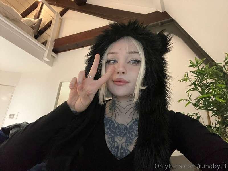 hold 2 fingers up if ur h0rny (then dm me) 