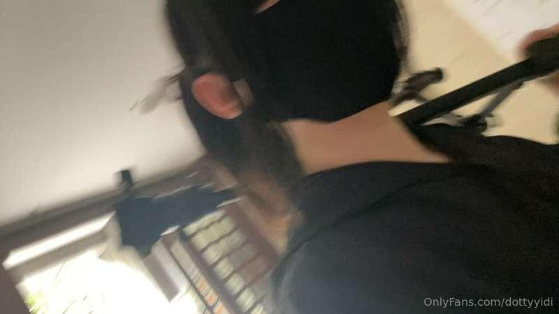 Q：What a typical yidi’s day like?A：Heading out with my tripo..