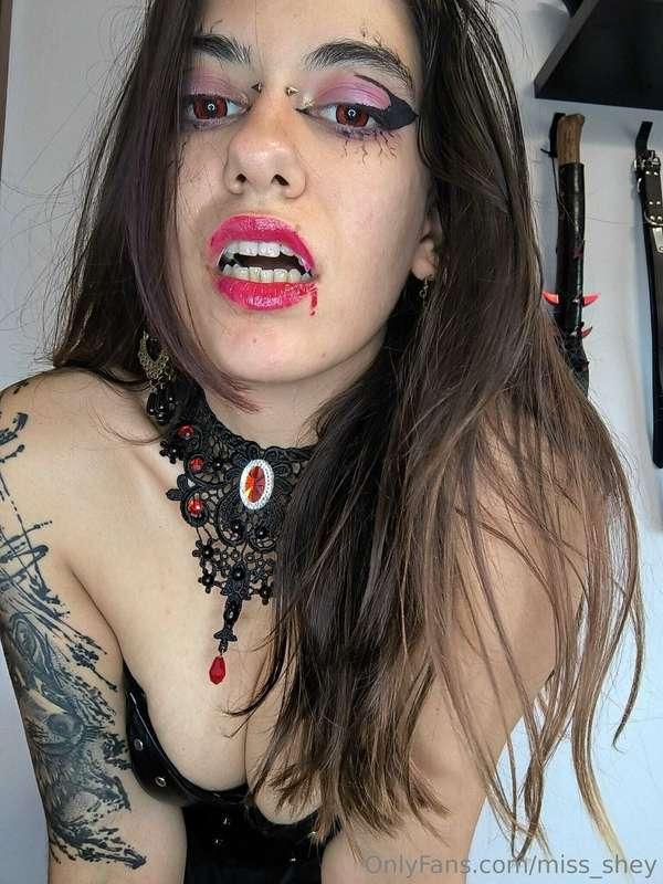 Crees que podras escapar de la posesion de esta vampiresa? 😈..