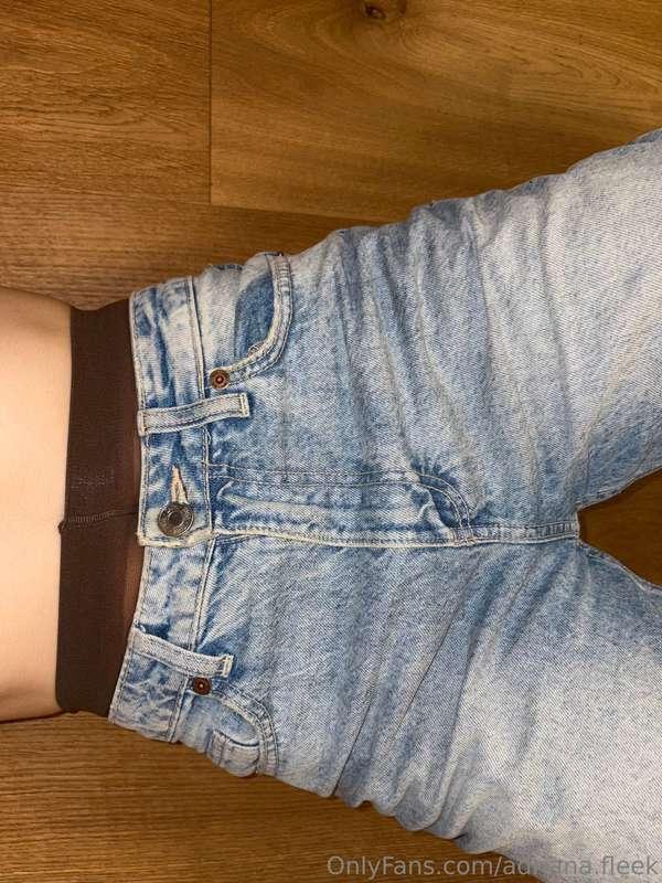 Do you like when the pantyhose shoes underneath the jeans?😏