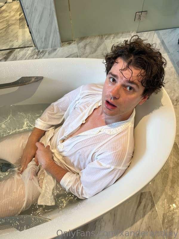 bath time with Jay is always fun 😏💦