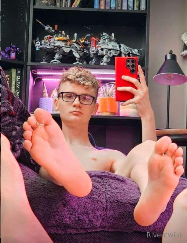 You need to check out @ryansnowxxx! Ryan is a versatile stud..