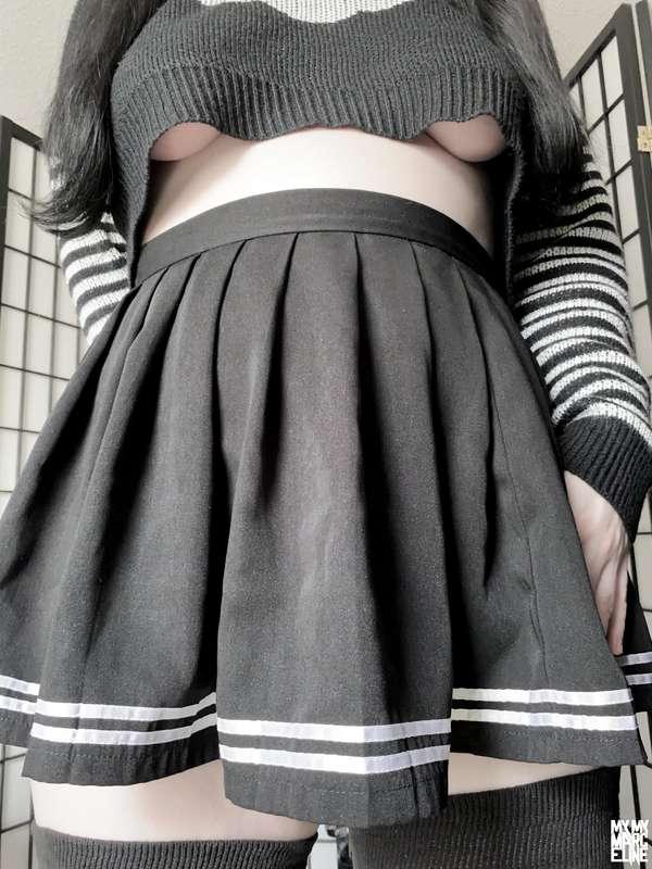 💌🖤[Goth Skirt Lift Pics]🖤💌Cause panties are so overrated 🖤