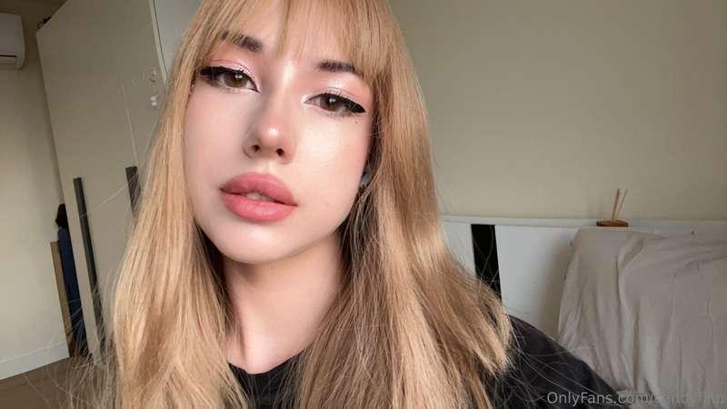 Spontaneous makeup, sunshine outside the window, my beautifu..
