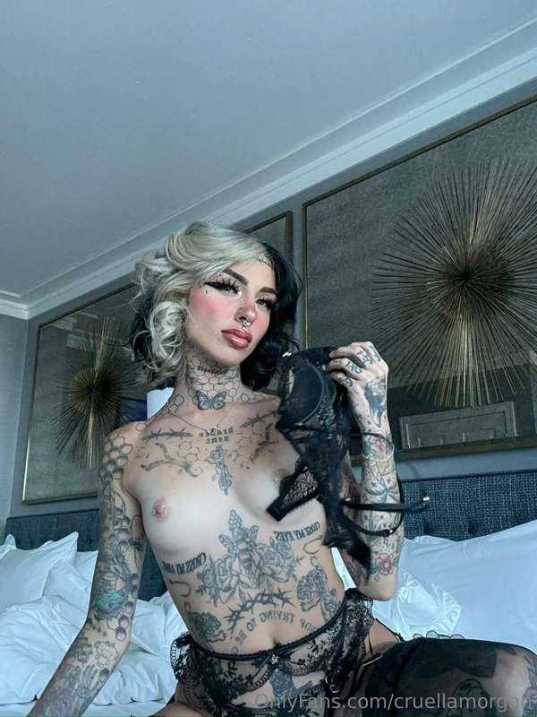 if didn’t know by now…. my fav color is black🖤🕷️