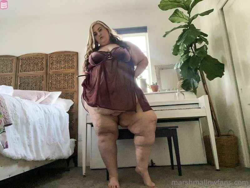 Thigh rolls and belly hang. What a combo. 🥵😍