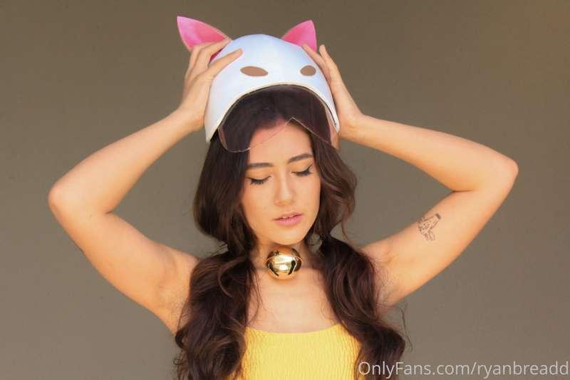DAILY PHOTO DUMP #3 

this ones small but this is a cosplay ..