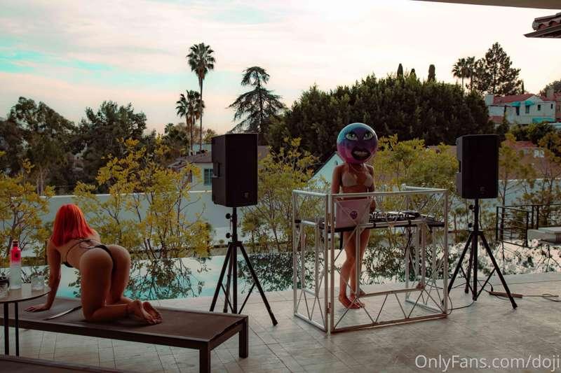 How many of ya'll have seen my live set on Youtube?? Just in..