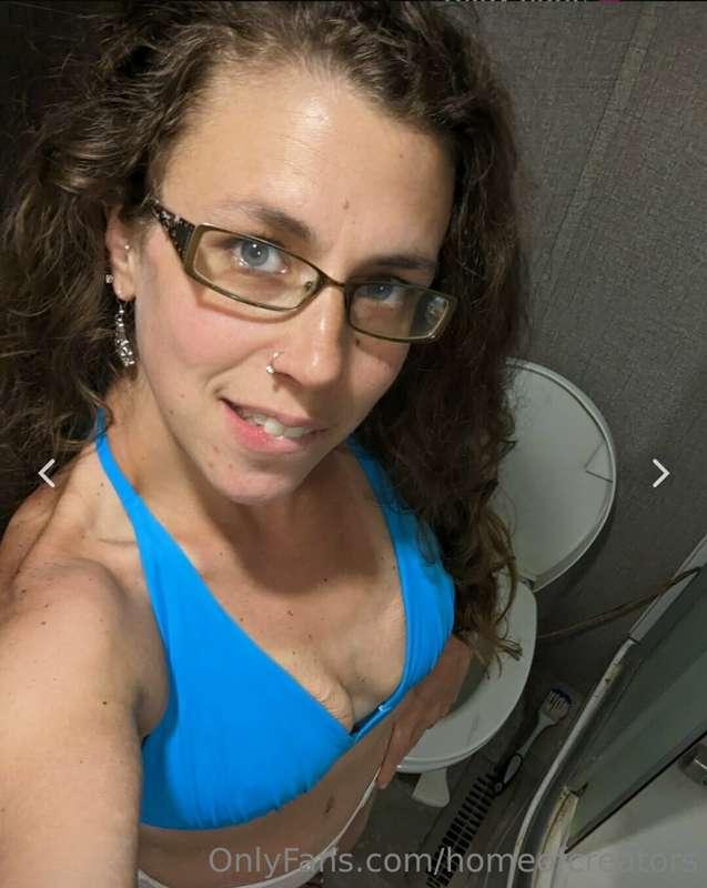 Fun flirty house wife that loves to be naughty 😋🤤😜😜 Solo And..