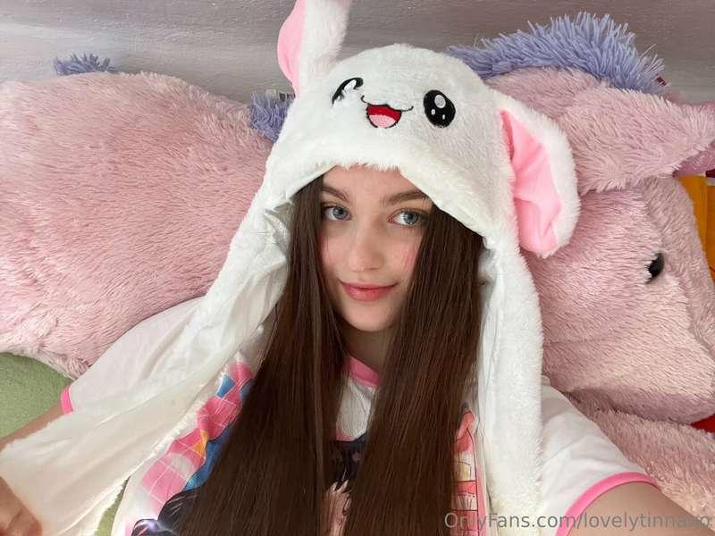 Me playing with dildo and my hairy pussy 😊🤭