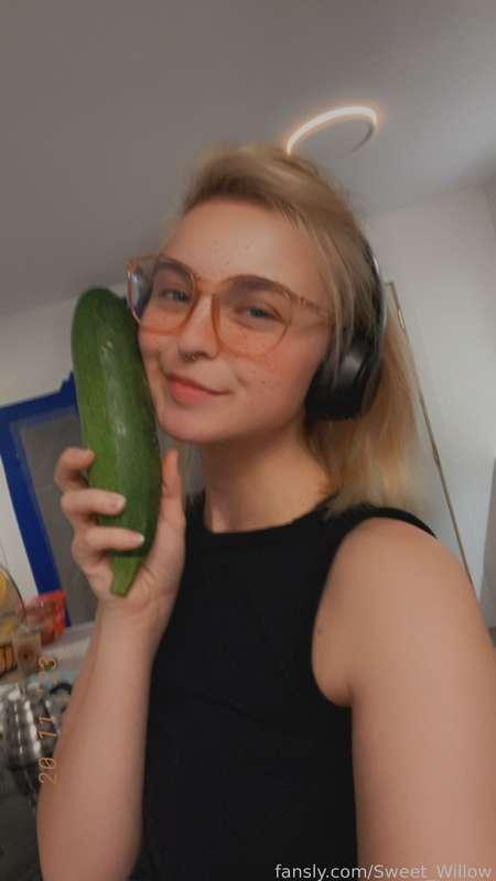 Good evening ♡ I’m jus cutting up some zucchini to roast them~ Wanna help me prep? 🤭🫠