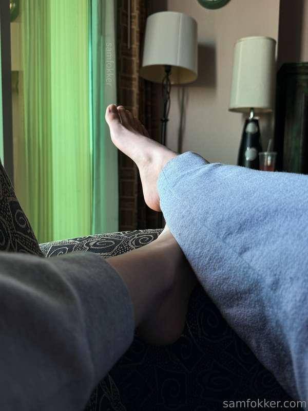Monday morning arches in the sun 🦶 Can you rub them for me? ..