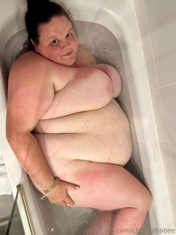 Snug as a fatty in the tub 🛁🙈