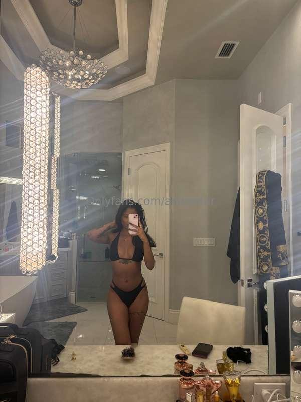 Mirror, mirror… still your favorite view? 😈✨