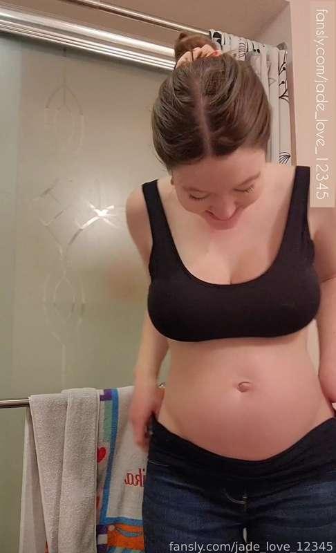 Watch as I massage lotion + oil all over my growing belly and chest 😍🤰🏻 

Details: Fully topless (nipples are visible), 2½ minutes, 24 weeks pregnant

#topless #nipples #pregnantbelly #pregnantboobs #pregnanttits #preggers #preggo #pregnant #pregnancy #naturaltits #busty #mommy #milf #boobs #fyp #bigtits #titties #lotion #oil #belly #tummy #fetish #pregnancyfetish #fansly