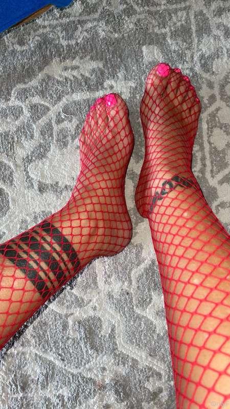 Where my feet fetish people ?? Dm me if you want some new fe..