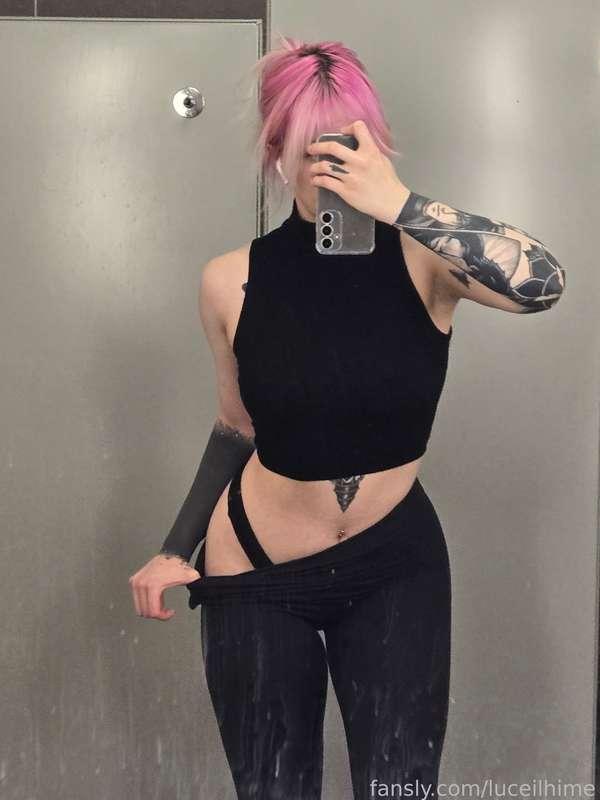 Let's fuck in the locker rooms real quick 

#fyp #gym #casual #tattoos #alt #underboob