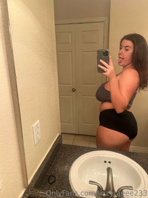 gm babes! i wanna see some morning wood 🍆