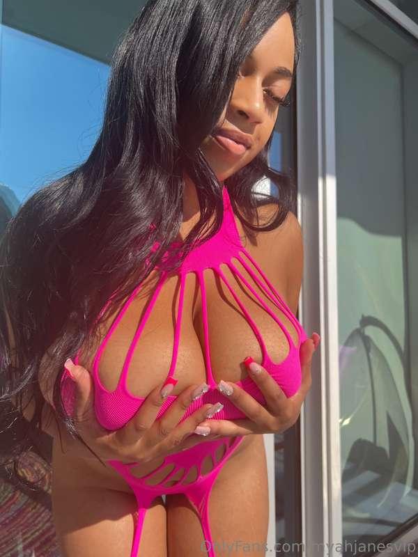 Would you squeeze my titties boo?💋