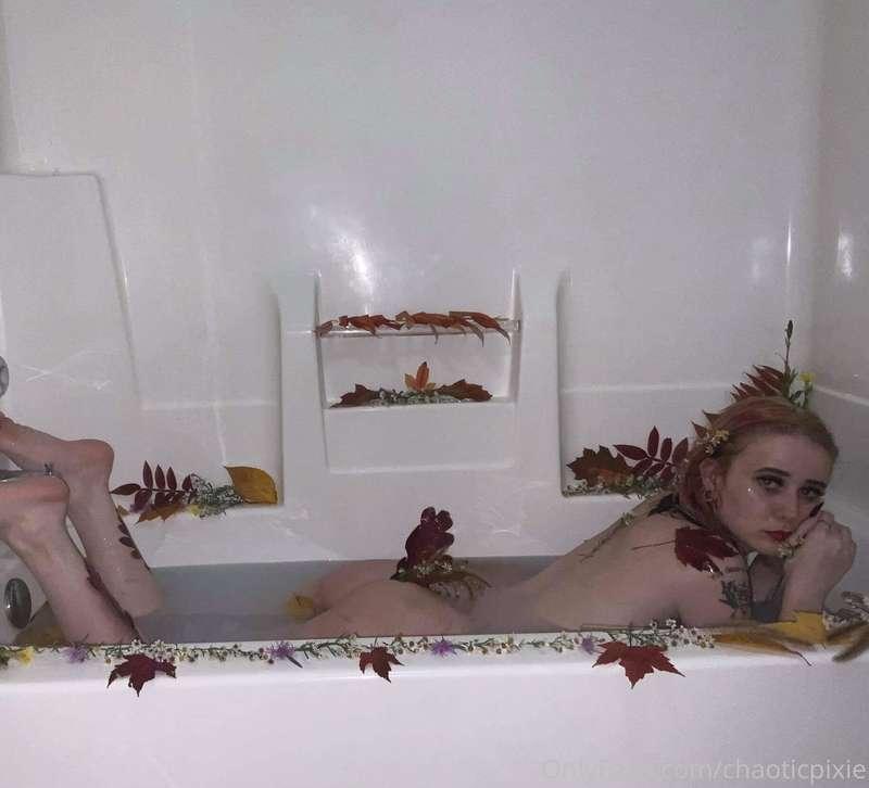 Bathe me, rub my feet, rub my butt. Spoil your brat 😩💖