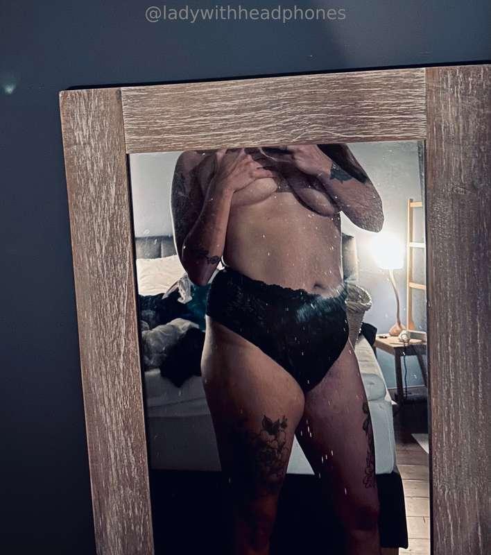 ladywheadphones image #0