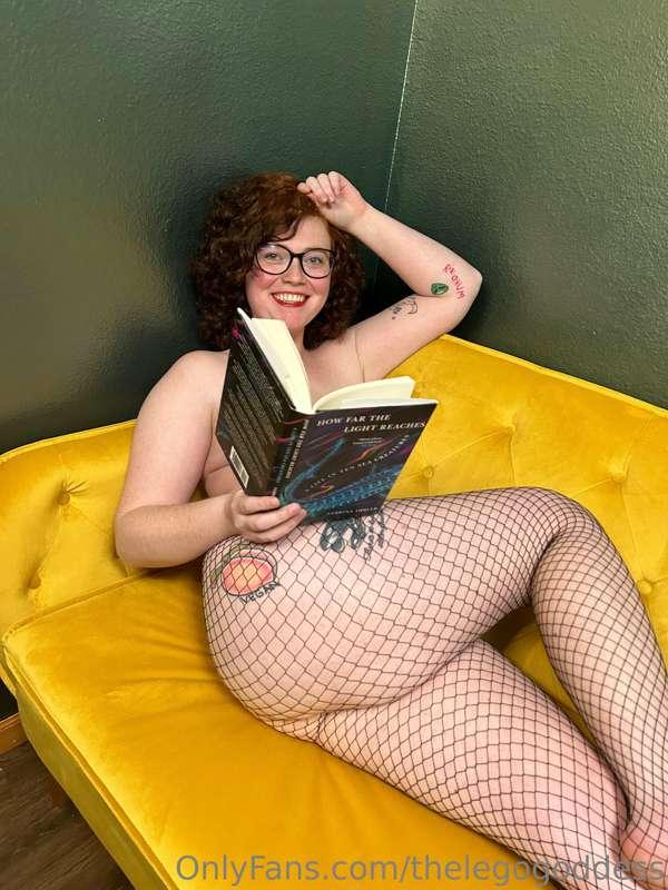 Reading can look very sexy. 😉