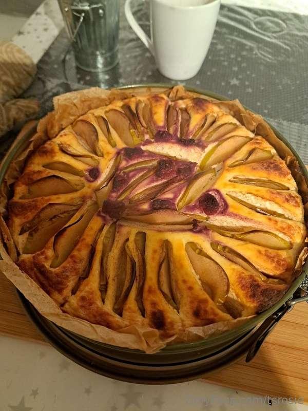 I wrapped up the week with something warm — baked a pear pie..