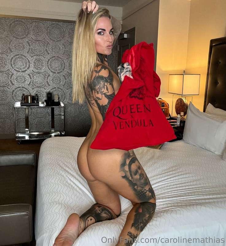 Just got to my hotel! Who wants a peek inside my goodie bag?..