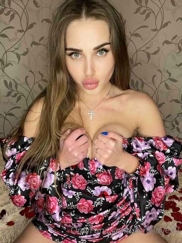 😘 I love to caress my sweet spots. 🥰 It really turns me on a..