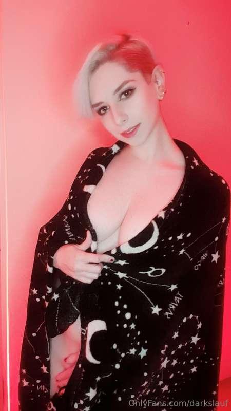 Get comfy with me under the blanket on @darkslaufunlocked 🥰 ..