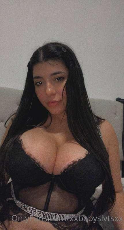 Let me squeeze your face in my boobs 🤤