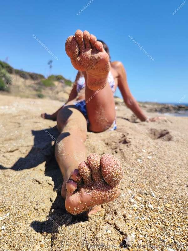stay down on the hot sand and clean my sandy soles 😋