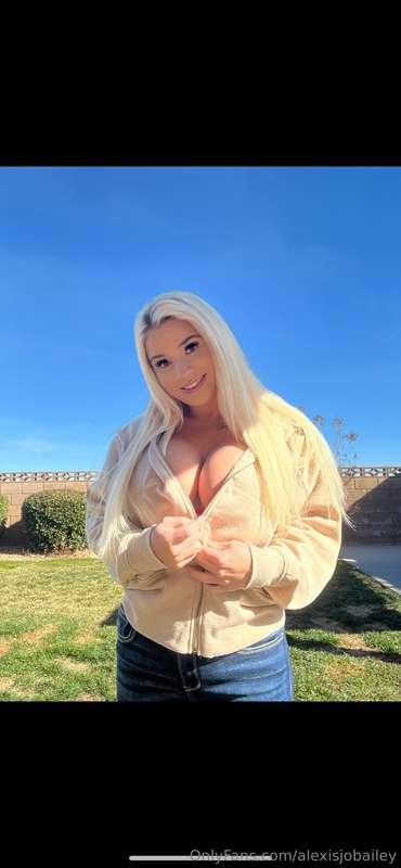 Let me make your Monday better🤓💦 come chat on my vip page wh..