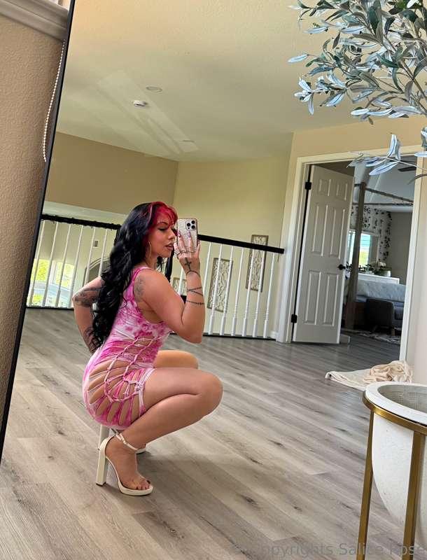 Who's ready to see pictures of me spreading my pussy open?!🥰..