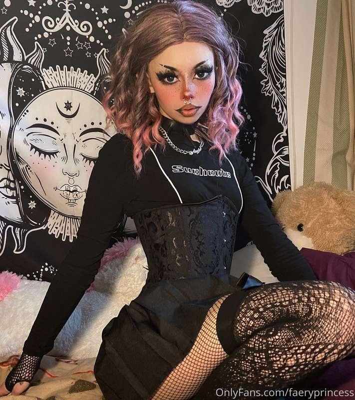 been really into wearing my corset recently 🙈 do you like my..