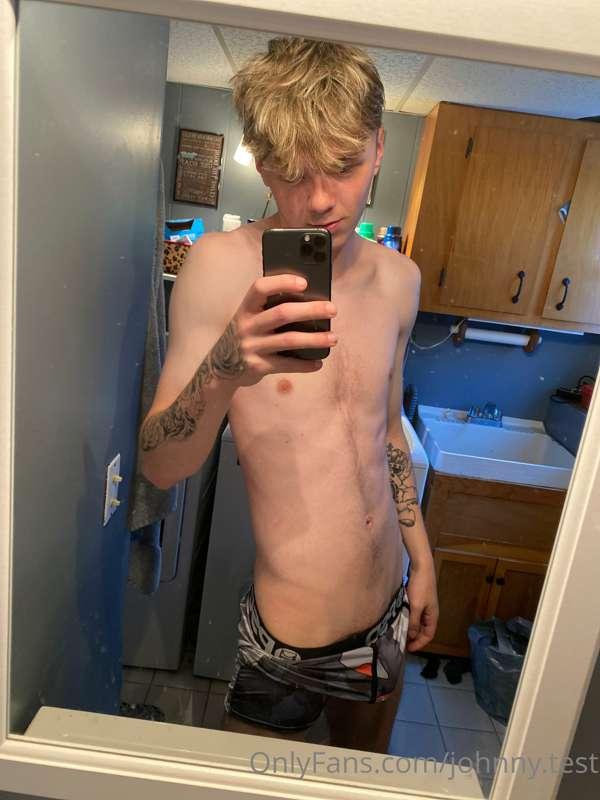 Got a little haircuts and added the highlights back to my ha..