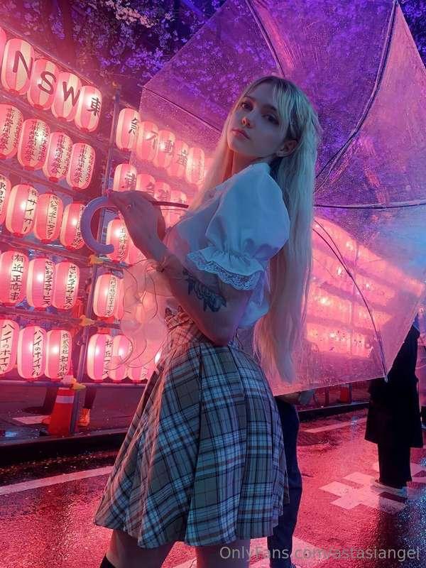 I’ve been missing my blonde hair lately… should I go back to..